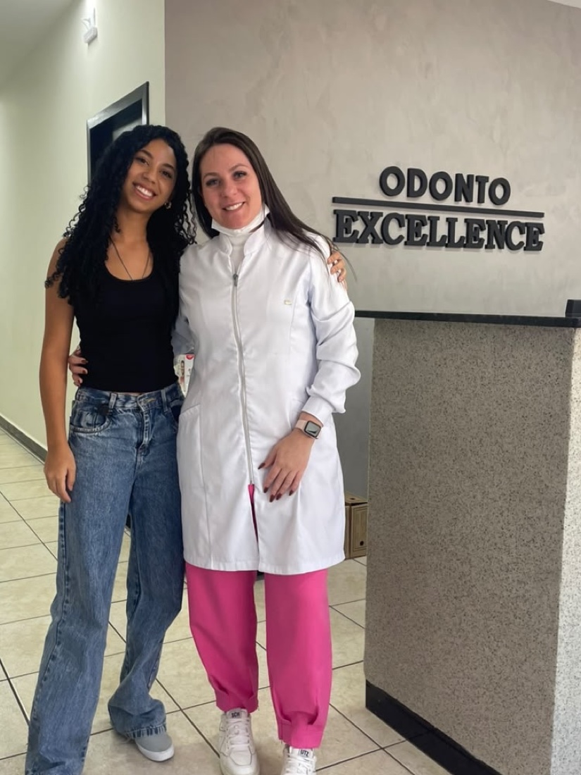 Dentista e paciente sorrindo na recepção da Odonto Excellence